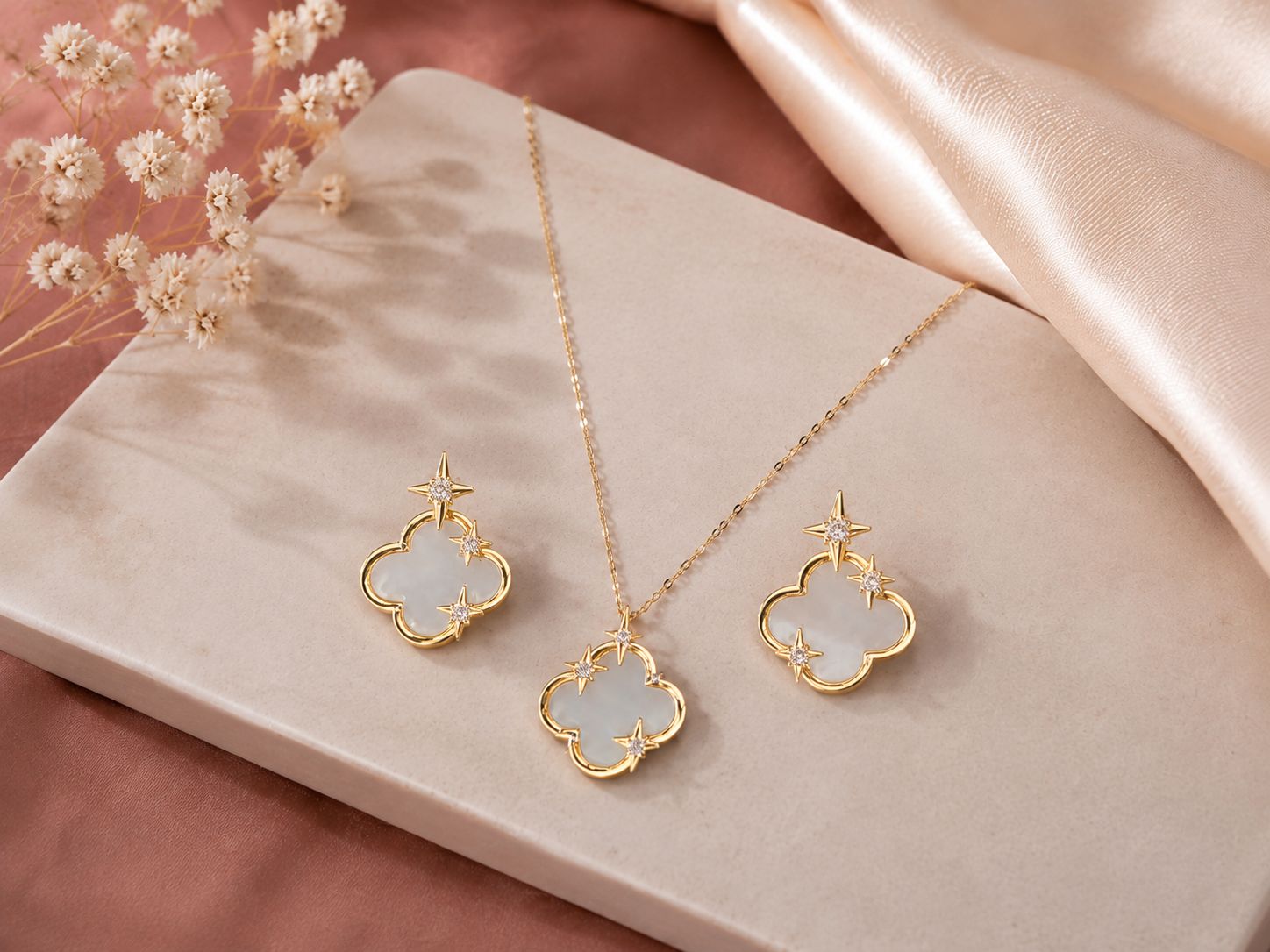 Pearl White Clover Pendant Chain Set